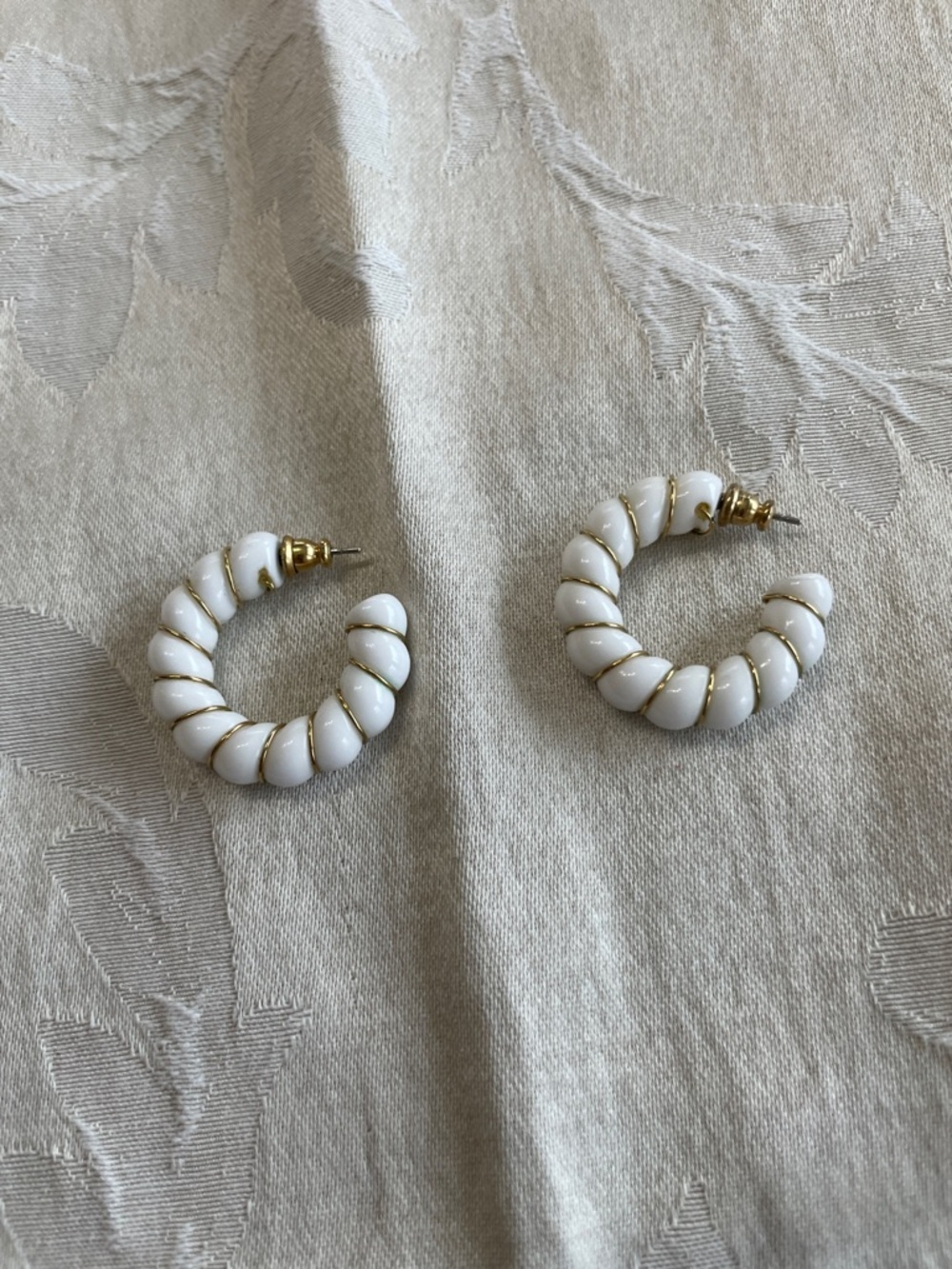 Vintage White and Gold Cyclade Hoop Earrings - Picture 5 of 6